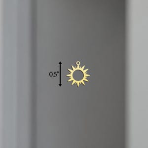 以下が含まれることがあります： 直径1.27cmの金色の金属製の太陽チャーム。チャームは円形のセンターに星形のデザインが施されています。