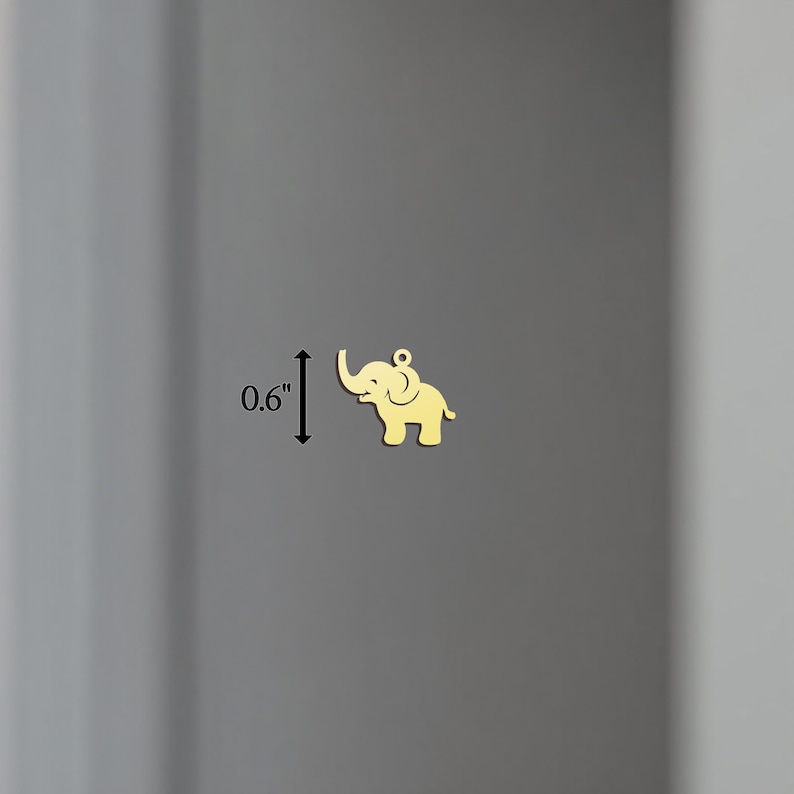 K&ouml;nnte beinhalten: Goldfarbener Elefanten-Anh&auml;nger aus Metall, 1,5 cm hoch.