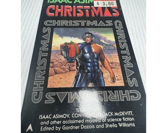 Può includere: Un libro tascabile intitolato Isaac Asimov's Christmas con un'illustrazione di fantascienza di una figura in armatura blu che tiene un regalo rosso. La copertina nera include la parola Christmas ripetuta e i nomi degli autori.
