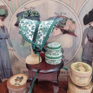 Sombrero victoriano y 2 cajas apilables en miniatura para la casa de muñecas.