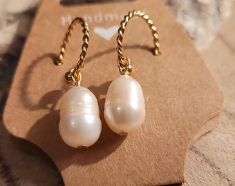 Stainless steel earrings in gold with freshwater pearl - bridal earrings, pearl earrings, wedding jewelry, mother earrings, Christmas gift