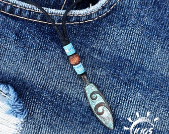 Surfer style minimalistic pendant - Surfboard pendant with green patina effect - Gift for surfers - Bohemian style necklace for women or men