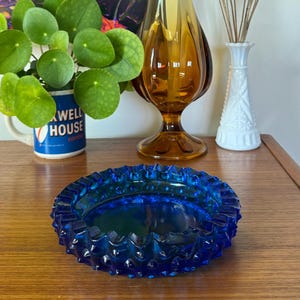 Posacenere/portaoggetti in vetro blu coloniale Fenton Hobnail vintage, 6,5&quot; in vetro artistico