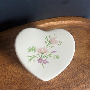 Prato de bugigangas floral vintage pintado à mão e assinado com tampa em formato de coração chintz Y2K