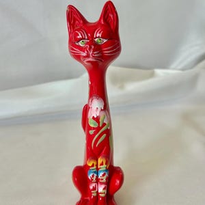 Rote Katzenstatue im Stil der 60er Jahre, portugiesische Volkskunst, skurriler Retro-Kitsch-Stil