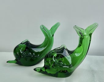 Coppia di delfini in miniatura vintage in vetro verde Bullicante Art Glass MCM