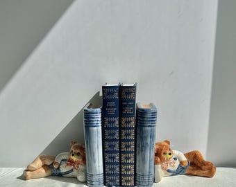 Suportes de livros vintage em cerâmica pintada à mão com formato de ursinho de pelúcia – Decoração azul para quarto de bebê com tema de conto de fadas