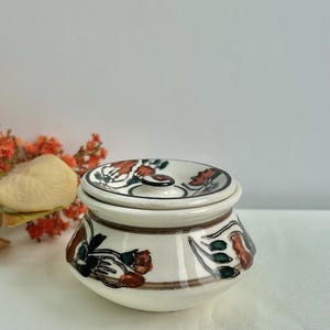 Tarro de cerámica vintage indio pintado a mano - Pequeño plato para baratijas con tapa, estilo bohemio floral, cerámica de estudio