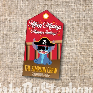 Könnte beinhalten: Ein rotes und braunes Gepäckanhänger mit einer blauen Comicfigur, die einen Piratenhut trägt. Der Anhänger trägt die Aufschrift "Ahoy Mateys Happy Sailing!" und "The Simpson Crew Stateroom #6052".