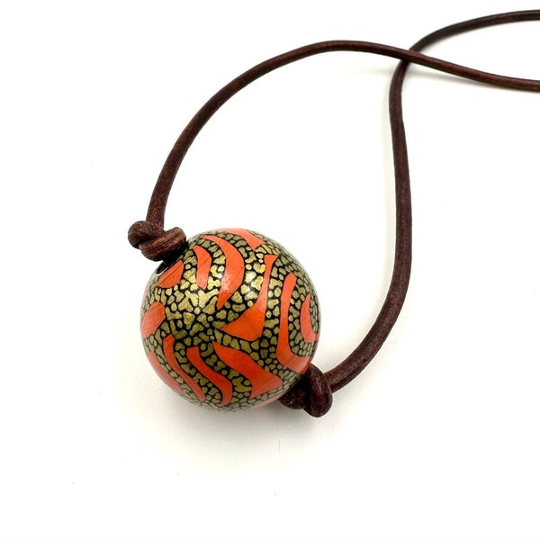 Collier en cuir avec une perle de bois peinte unisexe talisman "Joie"