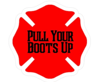 Puede incluir: Pegatina roja de hidrante de bomberos con contorno blanco y el texto "PULL YOUR BOOTS UP" en negro.