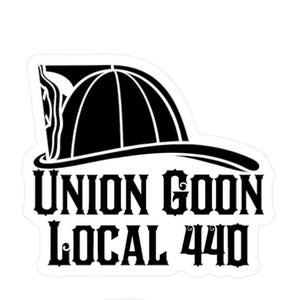 以下が含まれることがあります： 消防士のヘルメットと「UNION GOON LOCAL 440」というテキストが書かれた白黒のステッカーです。