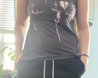Camiseta emo punk desteñida