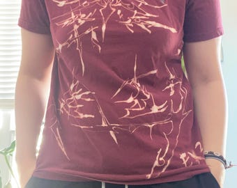 Camiseta con diseño emo punk desteñido