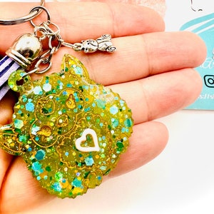 Portachiavi a forma di mostro carino, stile vintage anni '90, super kawaii, colore verde glitterato, regalo per lei, regalo per lui, regalo retrò anni '90, nostalgia.