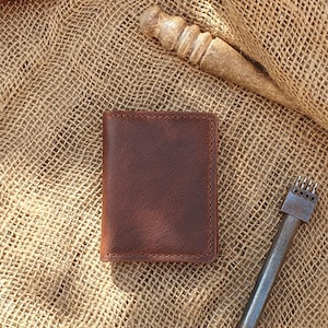 Tarjetero minimalista de cuero hecho a mano: billetera fina y elegante, plegable y personalizada.