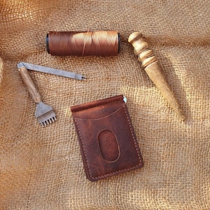 Handgefertigte Ledergeldbörse - Handgefertigter personalisierter schlanker Kartenhalter - Praktischer faltender Kartenhalter - Minimalistische Brieftasche mit Geldklammer für den Mann