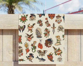 Può includere: Uno schema senza cuciture che presenta disegni tradizionali di flash di tatuaggio americano old school. Lo schema include una varietà di immagini, tra cui cuori, ancore, teschi, pugnali, rose, aquile, sirene e altro ancora. Le immagini sono tutte in stile vintage, con contorni audaci e colori vivaci.