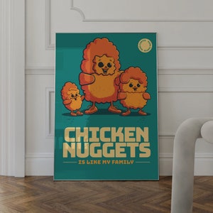 Könnte beinhalten: Ein blaugrüner Poster mit einer Cartoon-Illustration von drei Chicken Nuggets. Die Nuggets tragen Schuhe und haben lächelnde Gesichter. Der Text auf dem Poster lautet "Chicken Nuggets is like my family".