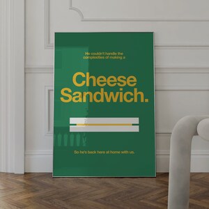 Op de afbeelding: Een groene poster met gele tekst die luidt: "Hij kon de complexiteit van het maken van een kaassandwich niet aan. Dus is hij terug hier thuis bij ons."
