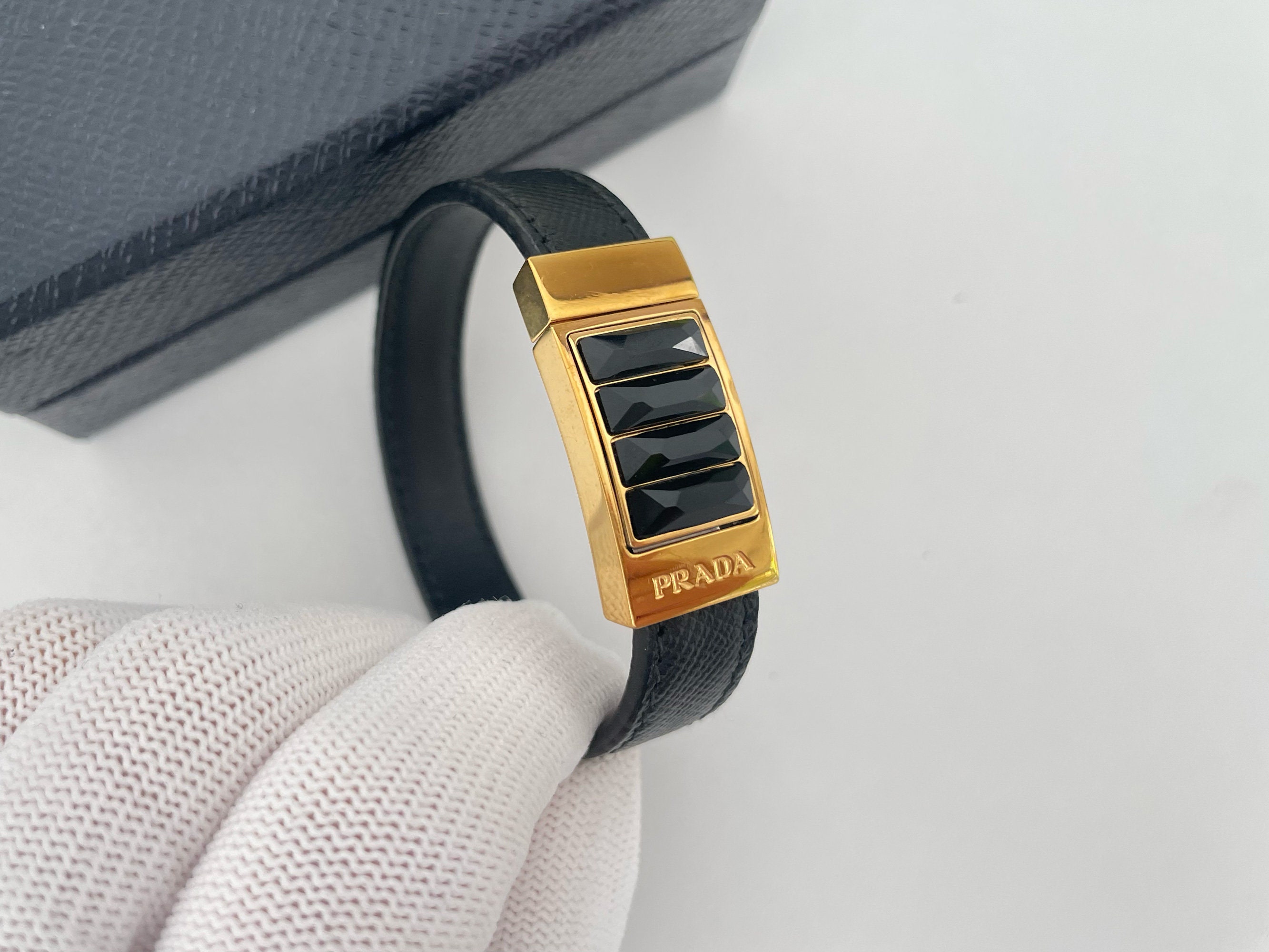 PRADA ブラック レザーバングル PRADA ブレスレット バングル ブラック レザー オニキス 高級