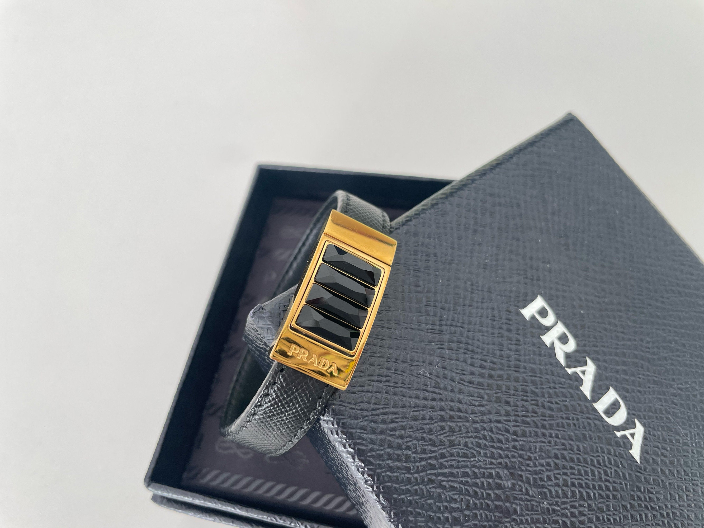 PRADA ブラック レザーバングル PRADA ブレスレット バングル ブラック レザー オニキス 高級