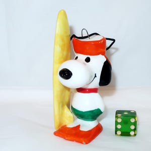 1966 SNOOPY SURFER z płetwami do deski surfingowej Ceramiczna ozdoba świąteczna Beagle Vintage Peanuts Licencjonowany Wyprodukowano w Japonii Etykieta Kolekcjonerska Prezent świąteczny