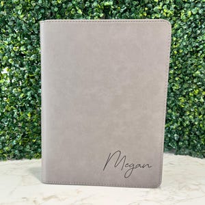 Portafolio de cuero sintético con cierre de cremallera de 9,5 x 12 pulgadas con bloc de notas, portafolio personalizado, monograma, texto personalizado con escritura vertical, logotipo personalizado
