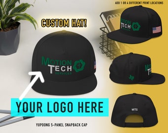 Może przedstawiać: Czarna czapka typu snapback Yupoong z 5 panelami, z wyhaftowanym zielono-białym napisem Motion Tech Services oraz zielonym geometrycznym logo. Czapka posiada małą amerykańską flagę z boku oraz wyhaftowane litery MTS z tyłu nakrycia głowy.
