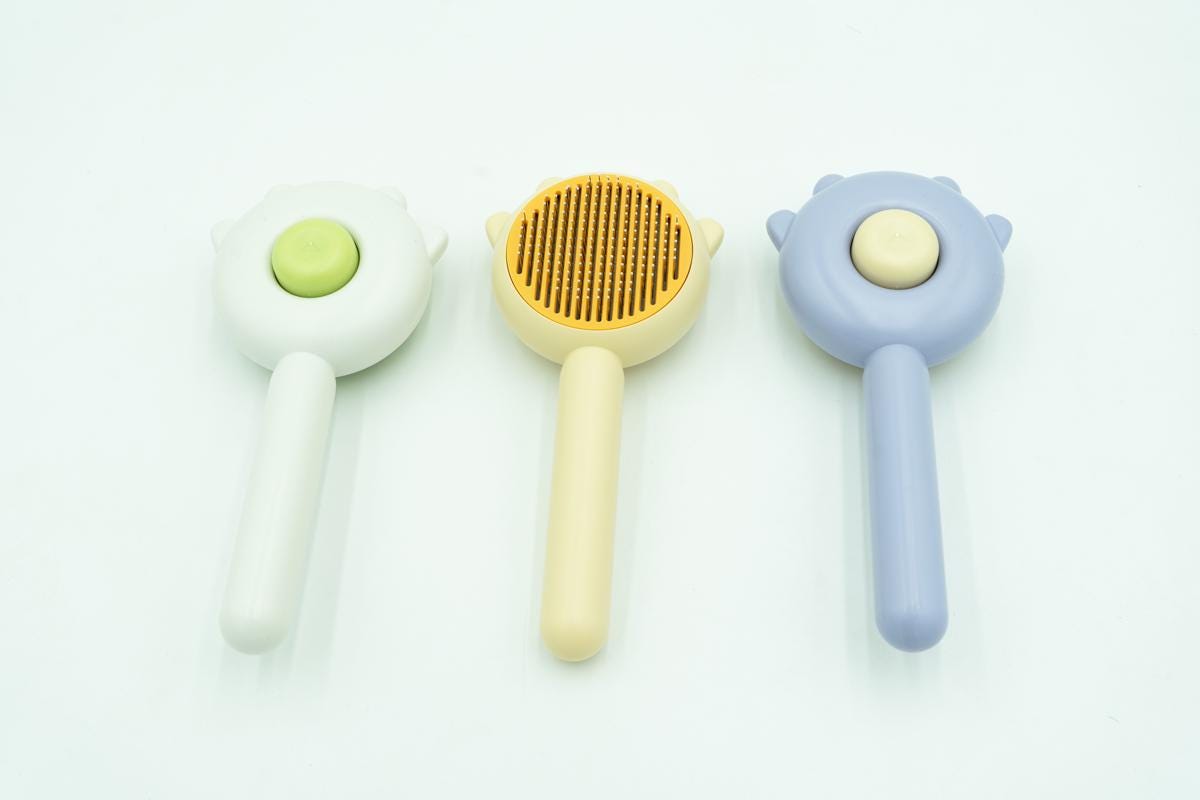 Spazzola per la toelettatura di peli di animali domestici per gatti e cani - Giallo, verde, viola. Colori pastello carini, spazzola a forma di gatto.