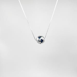 Reisketting, zilveren wereldkaart ketting, minimalistische aarde ketting, saffier september geboortesteen ketting, verjaardagscadeau vriend voor haar