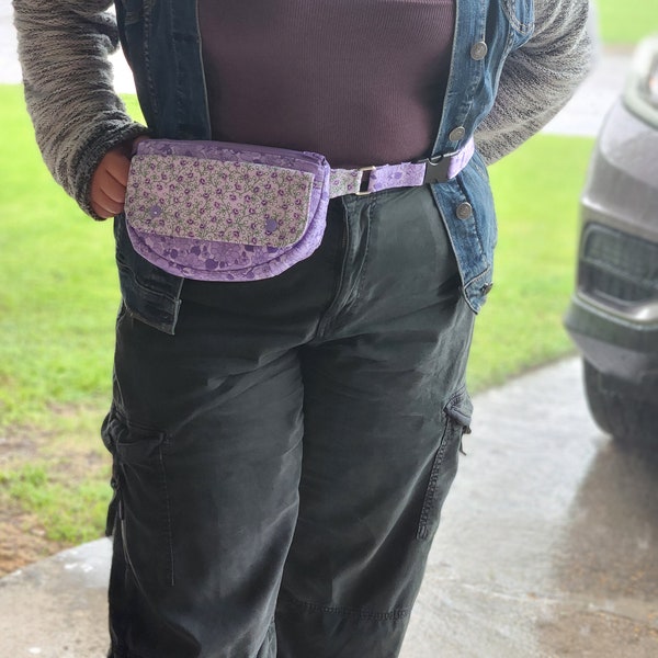 Padded fanny pack crossbody belt bag with adjustable strap waist bag
