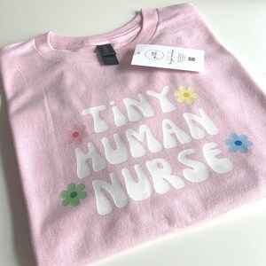 Tiny Human Nurse Shirt NICU Nurse Shirt For Neonatal Nurse T-Shirt For Pediatric Nurse Gift PICU Nurse Shirt Cute Nurse Shirt RN Gift afbeelding 2