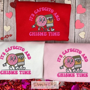 Puede incluir: Tres sudaderas en rojo, blanco y rosa con el texto "It's Cafecito and Chisime Time" y una imagen bordada de una dona y una taza de caf&eacute; tom&aacute;ndose de la mano.