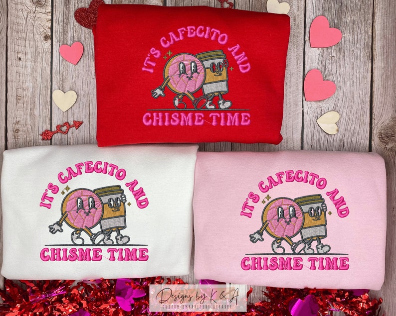 Puede incluir: Tres sudaderas en rojo, blanco y rosa con el texto "It's Cafecito and Chisime Time" y una imagen bordada de una dona y una taza de caf&eacute; tom&aacute;ndose de la mano.