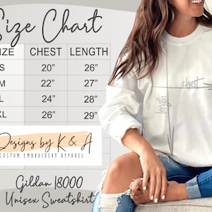 Puede incluir: Tabla de tallas para una sudadera unisex Gildan 18000. La tabla muestra las medidas de pecho y largo en pulgadas para las tallas S, M, L y XL. La tabla est&aacute; etiquetada como "Designs by K & A Custom Embroidery Apparel".
