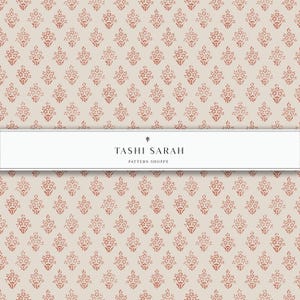 Puede incluir: Un patrón sin costuras con un diseño repetitivo de pequeñas flores rojas sobre un fondo beige claro. El patrón se titula "Tashi Sarah Pattern Shoppe".