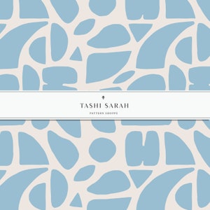 Peut inclure: Motif abstrait avec des formes organiques bleu clair sur fond crème. Le motif comprend le texte "TASHI SARAH" et "PATTERN SHOPPE" dans une bannière blanche.