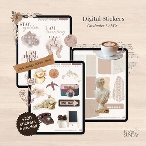 Op de afbeelding: Digitale stickers voor Goodnotes en PNG's. De afbeelding toont drie tablets met verschillende digitale stickers, waaronder inspirerende citaten, vintage illustraties en een kopje koffie. De tekst bevat "Stay Golden" en "Positive Vibes Only."