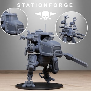 Puede incluir: Modelo gris detallado de una máquina de guerra bípeda con un brazo de motosierra y múltiples accesorios de armas. El modelo está sobre una base negra, con el texto "STATIONFORGE" y un logotipo de calavera.