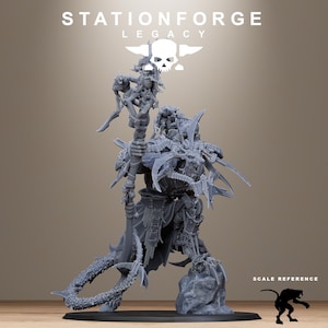 Puede incluir: Una miniatura de plástico gris detallada de una criatura esquelética con un bastón y un símbolo de cráneo. La miniatura está de pie sobre una base gris. La miniatura es parte del juego Stationforge Legacy.