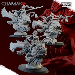 Puede incluir: Tres miniaturas impresas en 3D de guerreros de fantasía montando criaturas monstruosas parecidas a peces. Las figuras son grises y detalladas, con los guerreros sosteniendo lanzas y escudos. Las criaturas tienen dientes afilados y aletas.