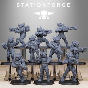 Peut inclure: Un ensemble de neuf figurines miniatures en plastique gris de soldats futuristes, chacune tenant une arme, debout sur de petites bases circulaires. Les figurines sont posées dans diverses positions d'action. Les figurines font partie d'un ensemble appelé "Stationforge".