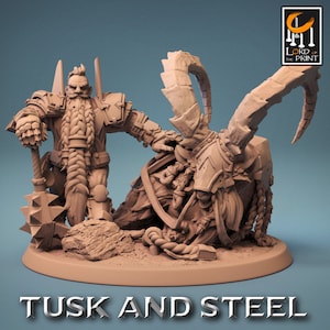 Peut inclure: Figurine miniature beige représentant un guerrier nain avec une masse cloutée, à côté d'une créature cornue tombée. La figurine est sur une base circulaire, avec le texte "TUSK AND STEEL" en bas. Le logo Lord of the Print est en haut à droite.