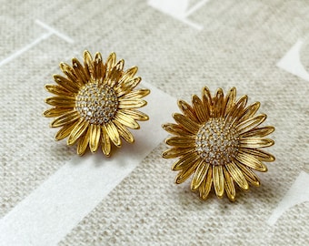 Boucles d'oreilles tournesol dorées, boucles d'oreilles petites fleurs, bijoux tendance pour elle, bijoux d'inspiration vintage, clous d'oreilles fleurs, bijoux féminins délicats