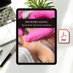 Op de afbeelding: Een digitale tablet met een microblading beginners trainingshandleiding. De afbeelding toont een wenkbrauw die wordt gemeten met een liniaal, met roze gehandschoende handen. Een PDF-pictogram is rechts zichtbaar.