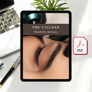 Puede incluir: Una tableta digital que muestra un manual de entrenamiento para el delineador PMU. La portada del manual presenta una imagen de primer plano de un ojo con una máquina de tatuaje que se utiliza para aplicar el delineador.