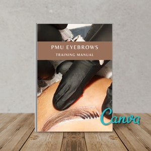 Puede incluir: Un manual de formación para procedimientos de maquillaje permanente de cejas. La portada presenta un primer plano de una mano enguantada aplicando pigmento a una ceja. El texto en la portada dice "PMU Eyebrows Training Manual".
