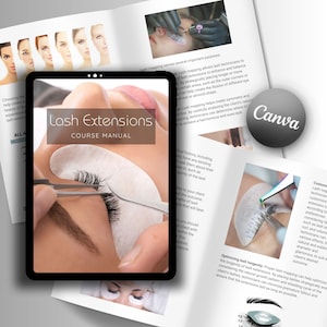 Puede incluir: Una tableta digital que muestra un manual del curso de extensiones de pestañas. El manual tiene un título que dice "Lash Extensions Course Manual". La imagen muestra un primer plano de una mano aplicando extensiones de pestañas al ojo de una modelo.
