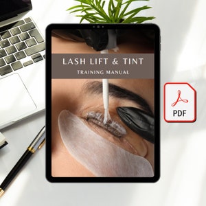 Può includere: Un tablet digitale che mostra un manuale di formazione per il sollevamento e la tintura delle ciglia. La copertina del manuale presenta un'immagine ravvicinata di un occhio con un sollevamento delle ciglia in corso. Il testo "LASH LIFT & TINT TRAINING MANUAL" è visualizzato sulla copertina.